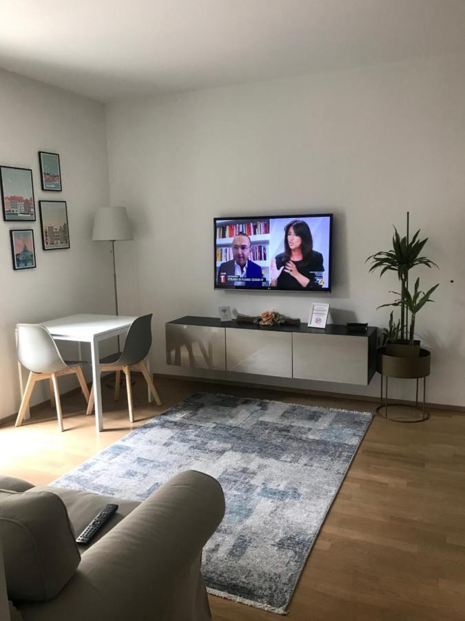 Connie S Home Free Parking Lugano Luaran gambar